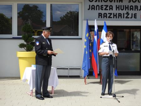 Odkritje spominske plošče na stavbi Osnovne šole Janeza Kuharja Razkrižje 17